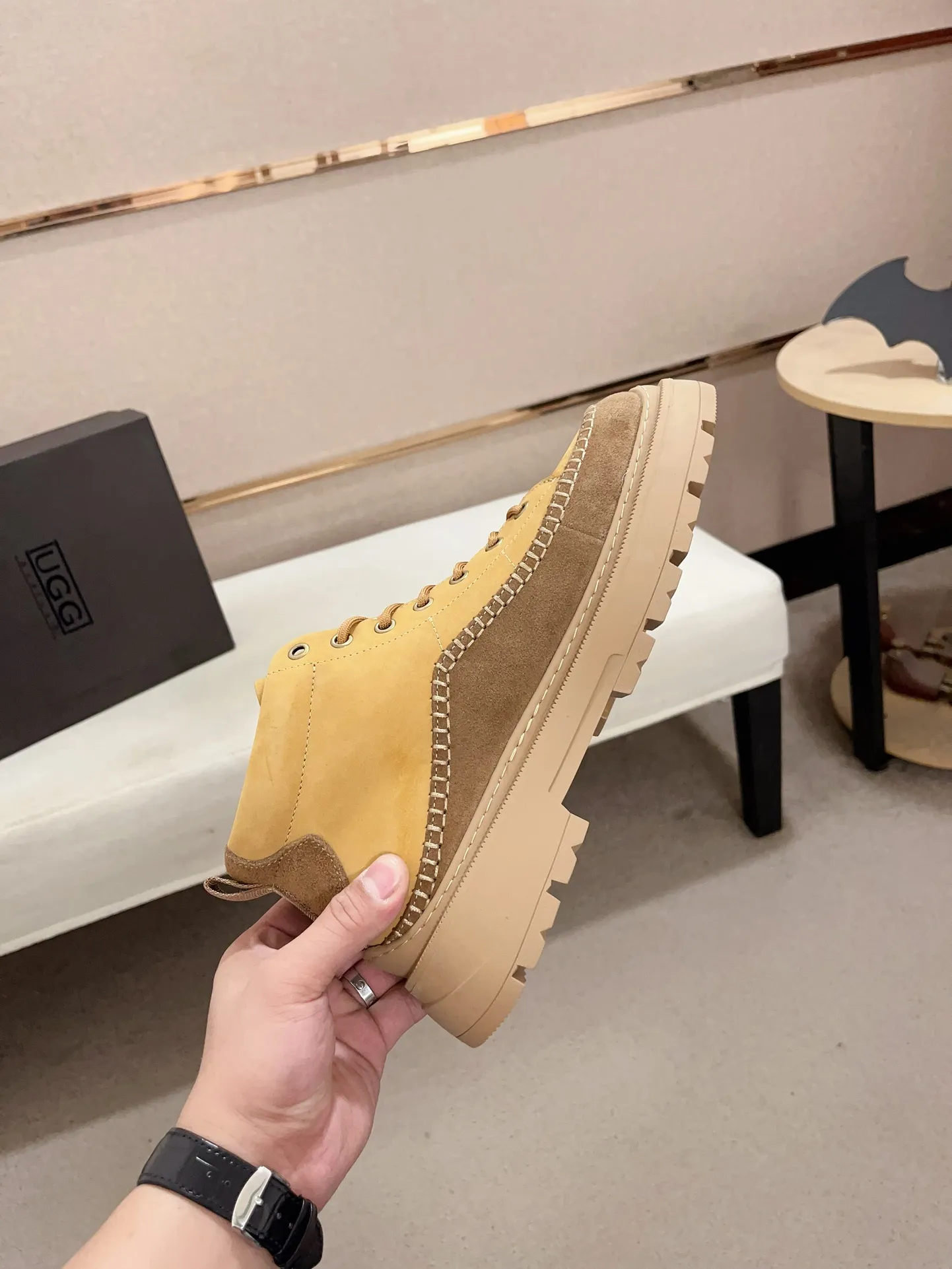 Factory price: 760💰North American men's shoes Ugg ☃️In the special sale of new high-quality men's shoes snow boots in autumn and winter, the nemesis of extreme cold weather! Made of cowhide leather, merino wool lining, and original outsole, whether driving, outdoor or daily wear, there is always one that suits you! Code number 39-44